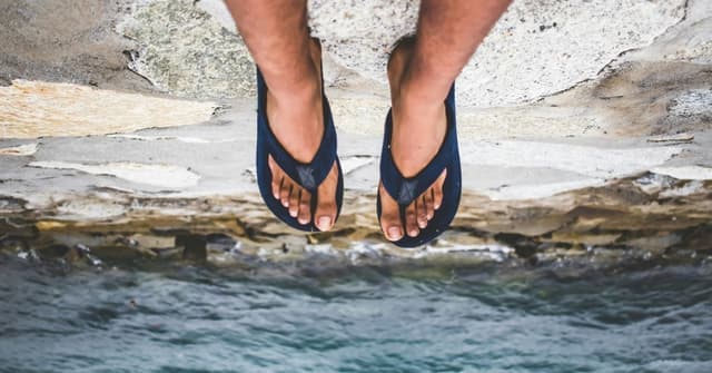 Biar Awet! Ini Cara Merawat Sandal Jepit Karet yang Sering Dilupakan.