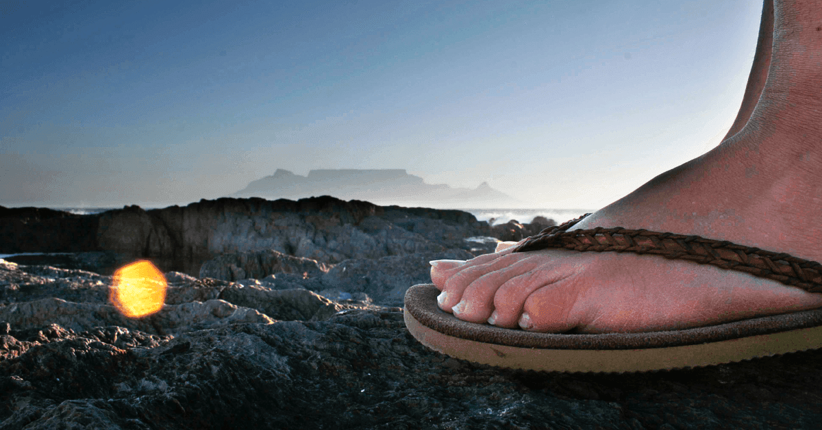 Kapan Sebaiknya Pakai Sandal Jepit Saat Bertualang di Alam Bebas?