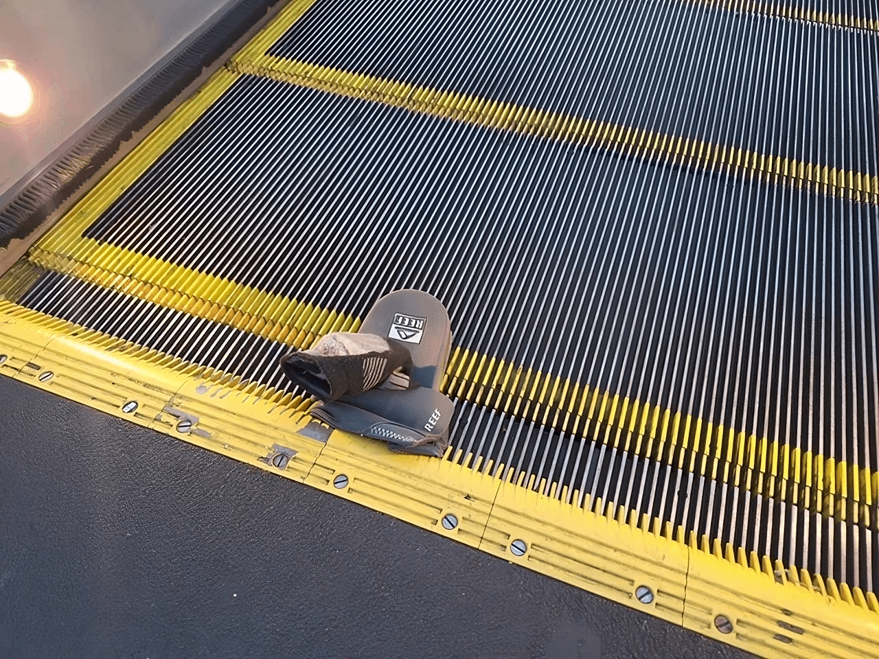 Waspada Pakai Sandal Karet Saat Naik Eskalator!